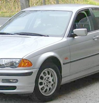 A intrat cu BMW-ul în copac, aproape de Castelu